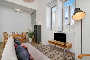 TV - Studio 'Casa Vermelha I' with Terrace, Wi-Fi & A/C (Faro)