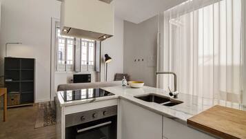 Fridge, oven, stovetop, coffee/tea maker