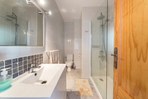 Chuveiro, secador de cabelo, toalhas de banho 