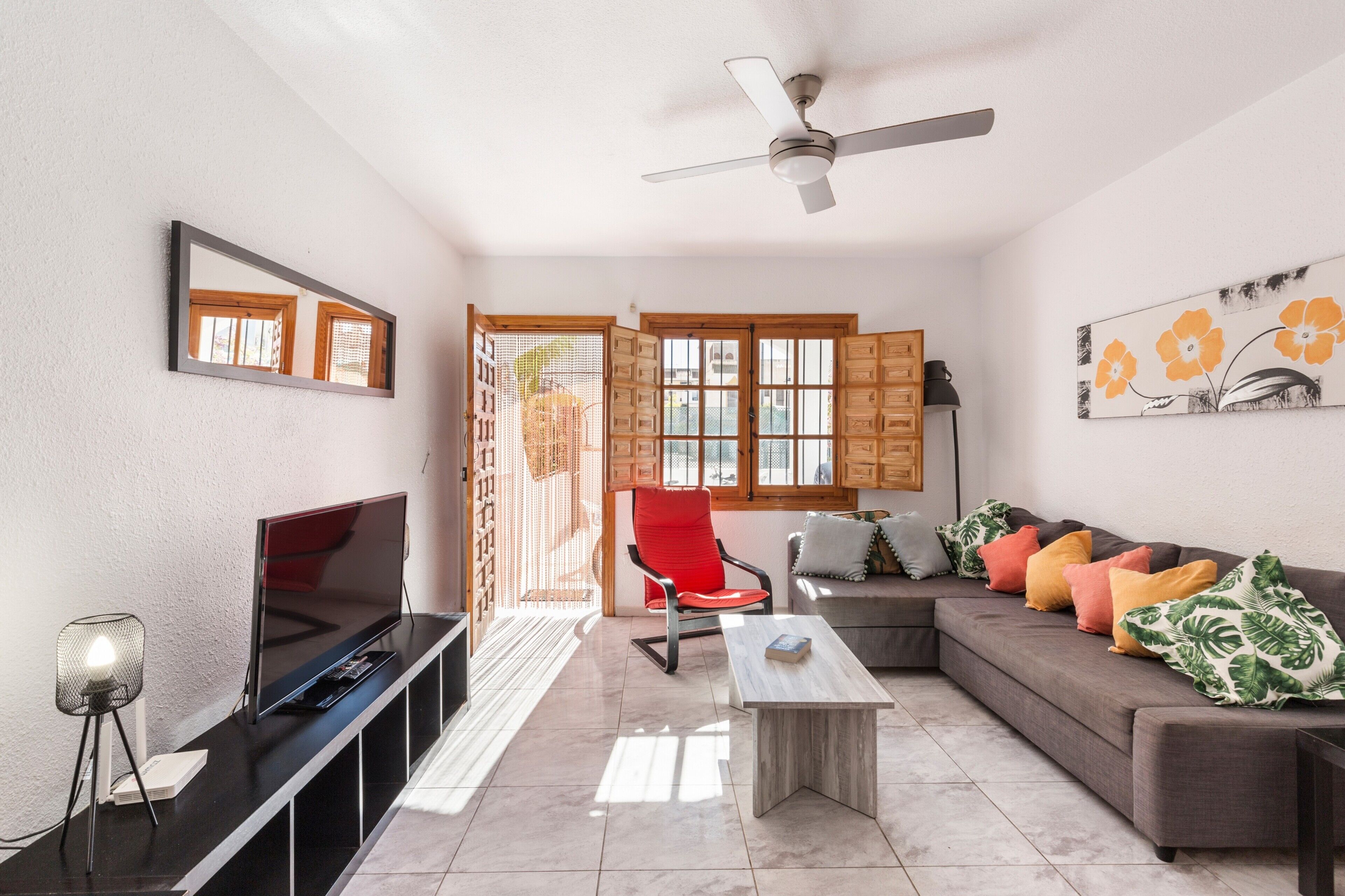 Een televisie en een open haard