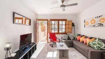 Een televisie en een open haard