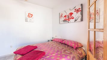 3 slaapkamers, een strijkplank/strijkijzer, gratis wifi, beddengoed