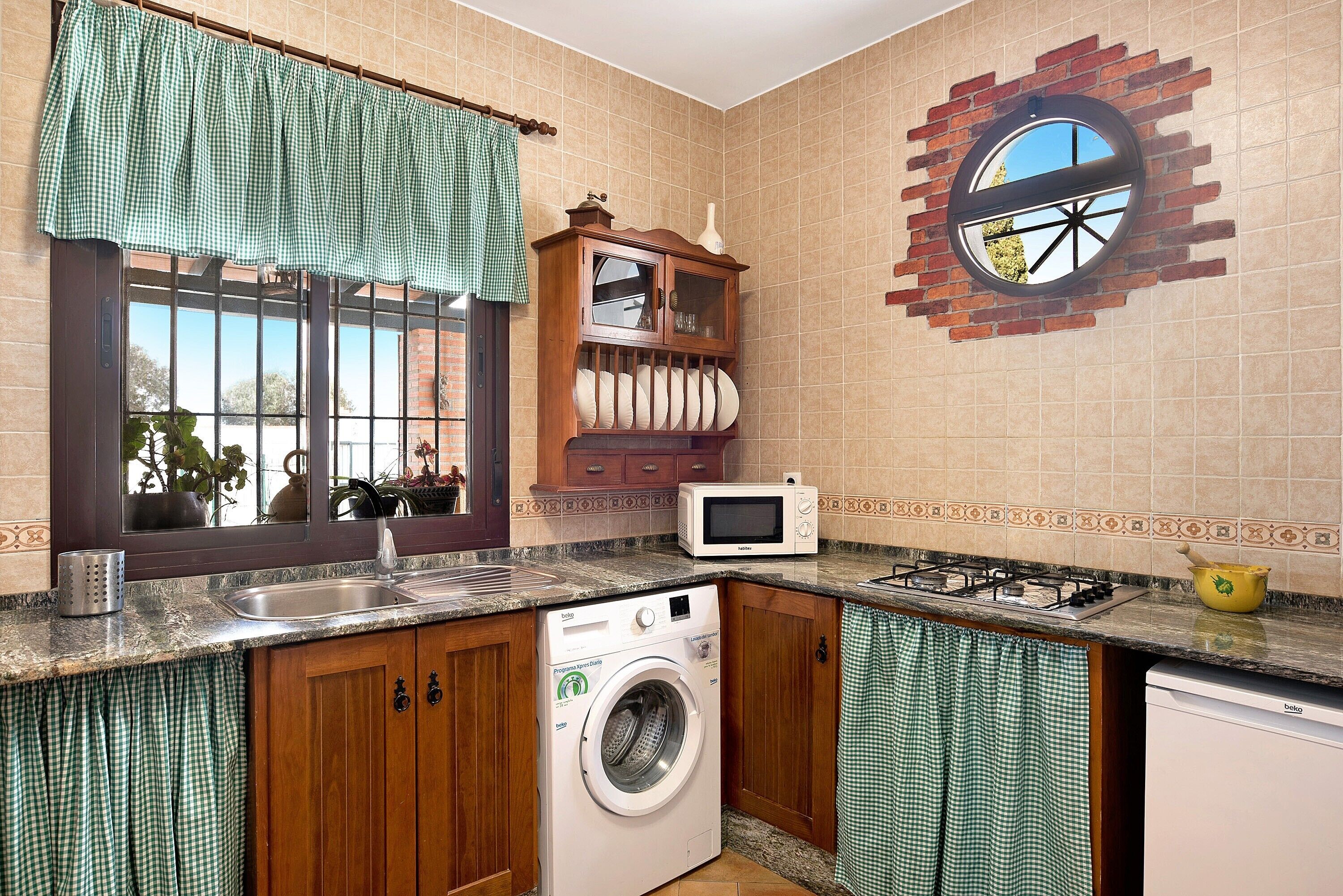 Coffee/tea maker, fridge, microwave, stovetop