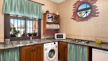 Coffee/tea maker, fridge, microwave, stovetop