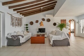 TV, fireplace, DVD player, stereo - Villa 'Marvellous Private  Cómpeta' with Sea View, Wi-Fi and Air Conditioning (Cómpeta)