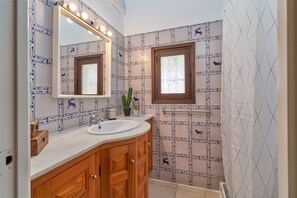 Shower, hair dryer, towels - Villa 'Marvellous Private  Cómpeta' with Sea View, Wi-Fi and Air Conditioning (Cómpeta)