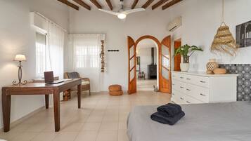 4 bedrooms, iron/ironing board, free WiFi, bed sheets