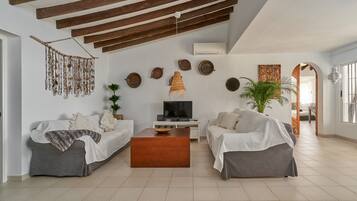 TV, fireplace, DVD player, stereo