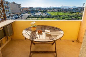 Outdoor dining - Apartement 'Casa Dudú' with Balcony, A/C & Wi-Fi (Quartucciu)