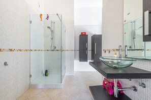 Een douche, een haardroger, handdoeken