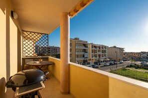 Outdoor dining - Apartement 'Casa Dudú' with Balcony, A/C & Wi-Fi (Quartucciu)