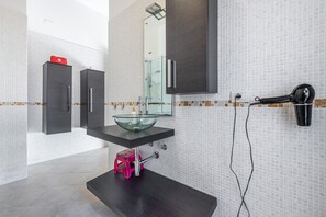 Een douche, een haardroger, handdoeken