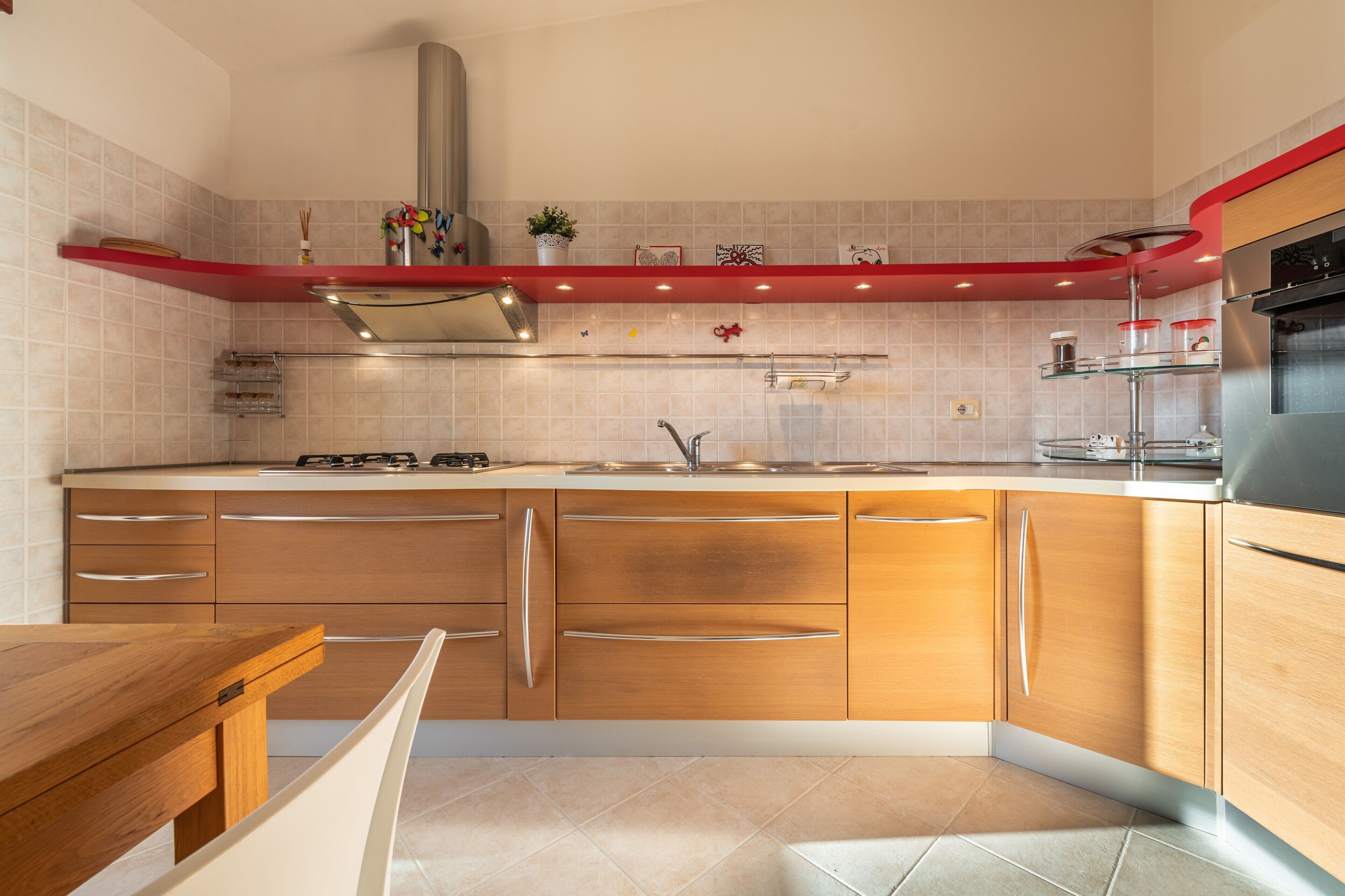Frigorifero, microonde, forno, piano cottura