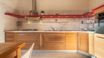 Frigorifero, microonde, forno, piano cottura