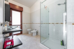 Shower, hair dryer, towels - Apartement 'Casa Dudú' with Balcony, A/C & Wi-Fi (Quartucciu)