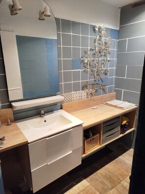 Douche, sèche-cheveux, serviettes fournies, savon