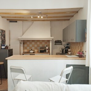 Réfrigérateur, micro-ondes, four, plaque de cuisson