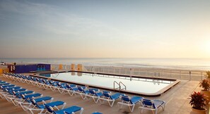 Utendørsbasseng og et oppvarmet basseng