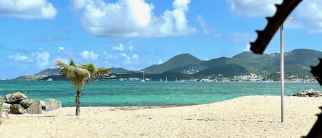在海滩、沙滩椅、沙滩毛巾