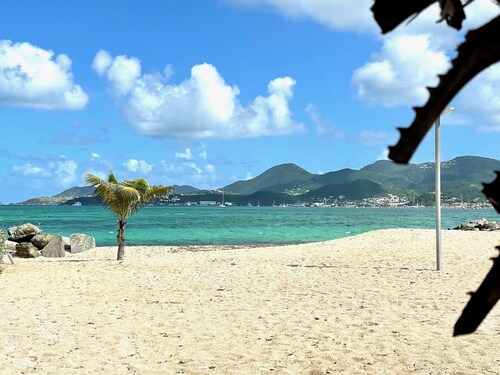 Beach front fabulous new all renovated unit 3 bedrooms 3 Baths, pools see view