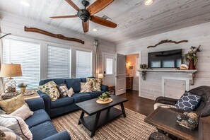 Smart TV, books - Coastal Charm 2 homes near shops food walk 2 beach (Port Aransas)