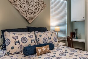 1 bedroom, desk, iron/ironing board, travel cot - Coastal Comfort walk to shops food beach (Port Aransas)