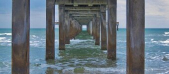 Coastal Comfort walk to shops food beach
