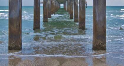 Coastal Comfort walk to shops food beach