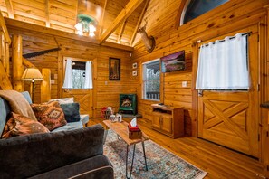 Smart TV, fireplace, video games - *Starlink Wifi* Peaceful Log Cabin Near National Park & Dollywood (Sevierville)