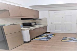 Fridge, microwave, stovetop, cookware/dishes/utensils - YOU ARE GOING TO LOVE THIS PLACE! (Quezon City)
