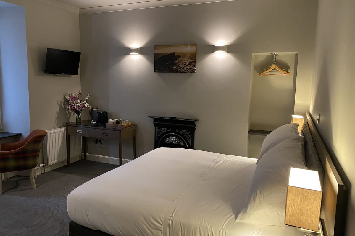 deluxe double room, ensuite, sea view | interior