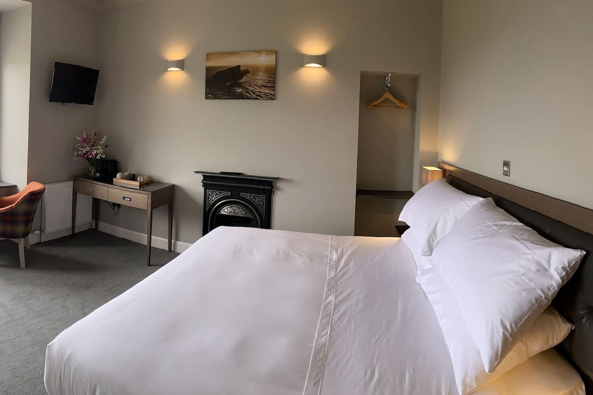 deluxe double room, ensuite, sea view | interior