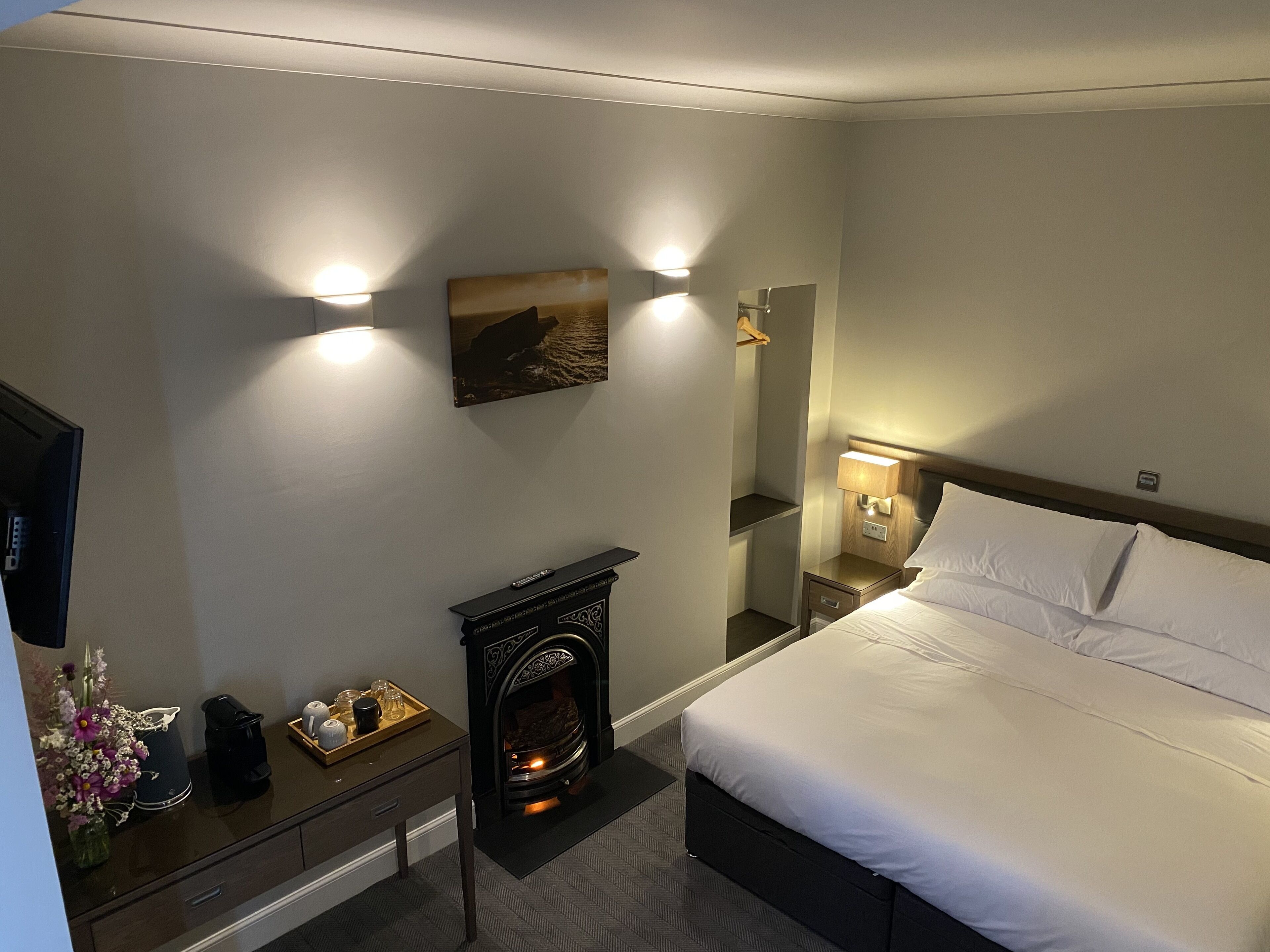 deluxe double room, ensuite, sea view | interior