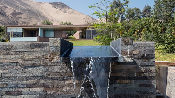 Een modern huis met een watervalvoet.