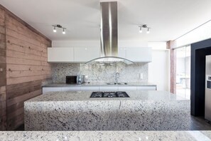 Fridge, microwave, oven, stovetop - Stylish Garden Retreat with Pool & Sauna near Lima (Pachacamac)