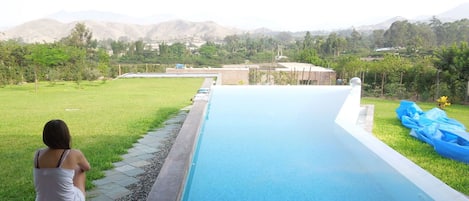 Una piscina al aire libre, una piscina climatizada