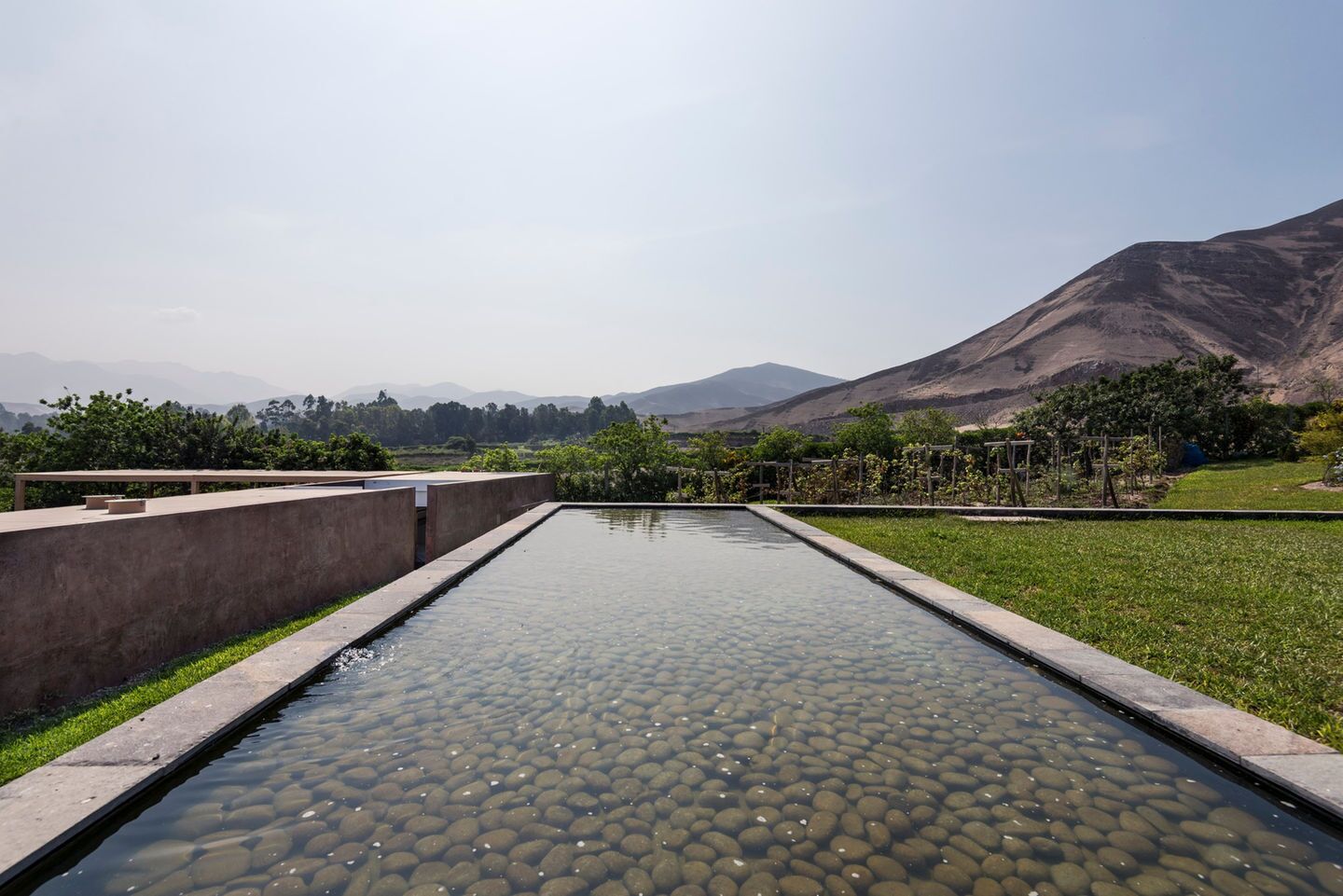 Una piscina al aire libre, una piscina climatizada