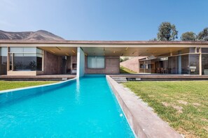 Outdoor pool, a heated pool - Stylish Garden Retreat with Pool & Sauna near Lima (Pachacamac)