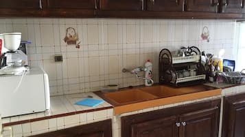 Réfrigérateur, micro-ondes, four, cafetiÚre/bouilloire