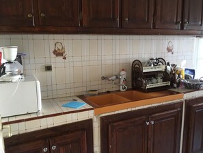 Kühlschrank, Mikrowelle, Ofen, Wasserkocher mit Kaffee-/Teezubehör