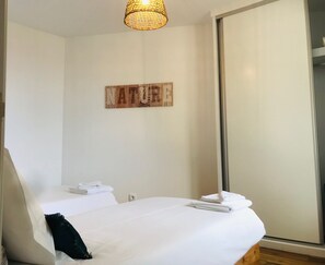 Room - Casa da Palmeira, with a pool and Wi-Fi—just as close to the mountains as it is to the sea. (Madeira)