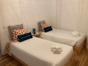 Room - Casa da Palmeira, with a pool and Wi-Fi—just as close to the mountains as it is to the sea. (Madeira)
