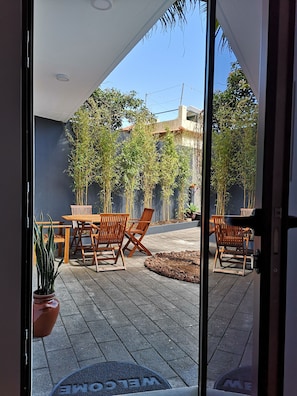 Outdoor dining - Casa da Palmeira, with a pool and Wi-Fi—just as close to the mountains as it is to the sea. (Madeira)