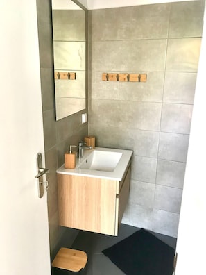 Bathroom - Casa da Palmeira, with a pool and Wi-Fi—just as close to the mountains as it is to the sea. (Madeira)