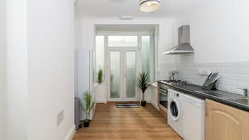 House, Private Bathroom (Street and garden view) | Shared kitchen