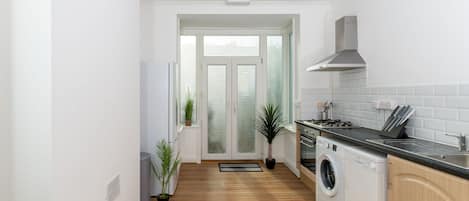 House, Private Bathroom (Street and garden view) | Shared kitchen