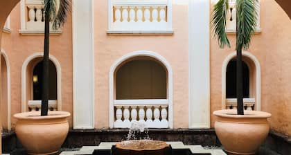 Romantic Spanish villa w/hot tub — 5 min from the beach!