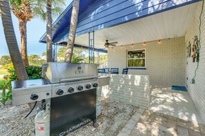 Outdoor dining - Indian Rocks Beach Home - 2 Blocks to Beach! (Indian Rocks Beach)