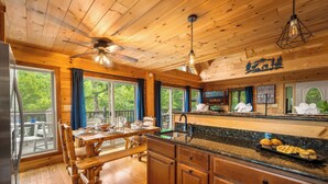 Dining - Smoky/ Mountain views/ King bed/ bunk bed/en suite bath/Hot tub/Sauna/Pet/value (Sevierville)