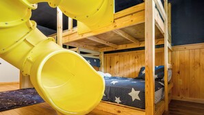 4 bedrooms, iron/ironing board, WiFi (free), bed sheets - Smoky/ Mountain views/ King bed/ bunk bed/en suite bath/Hot tub/Sauna/Pet/value (Sevierville)